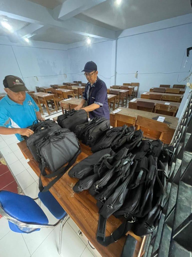 Pengantaran Laptop di SMP Cahaya Surabaya