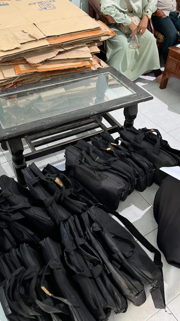 Pengantaran Laptop di MTs Manba ul Qur-an Mojokerto