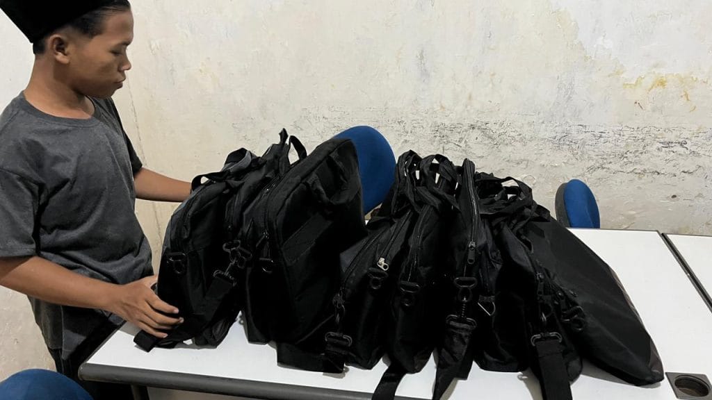 Pengantaran Laptop ke MTs AL-QUR AN TERPADU ANNAWAWI MTs QTA
